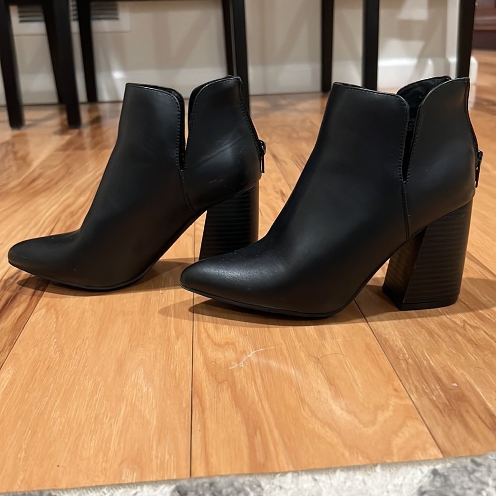 Black point toe ankle booties with 2.5/3 inch heel size 6 Sugar